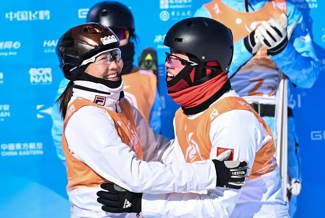 2月10日，中國隊選手李心鵬（前右）與徐夢桃慶祝。新華社記者 楊晨光攝