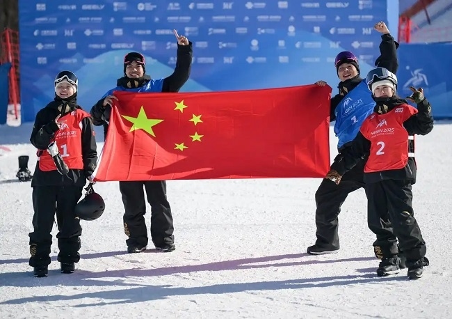 2月10日，中國(guó)隊(duì)選手張小楠、楊文龍、姜鑫杰與熊詩(shī)芮（從左至右）在比賽后慶祝。新華社記者 楊青攝