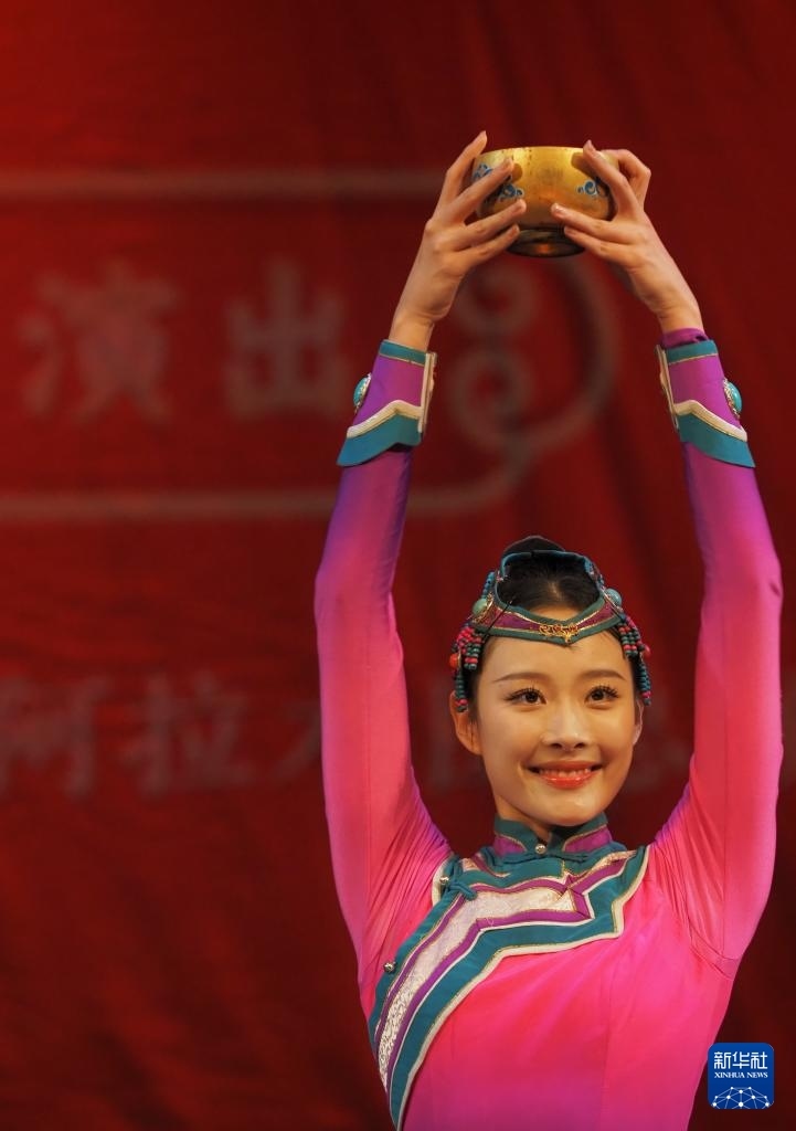 2月11日，在哈薩克斯坦阿拉木圖的阿拜國家歌劇和芭蕾舞劇院，中國演員表演舞蹈。新華社記者 趙宇 攝