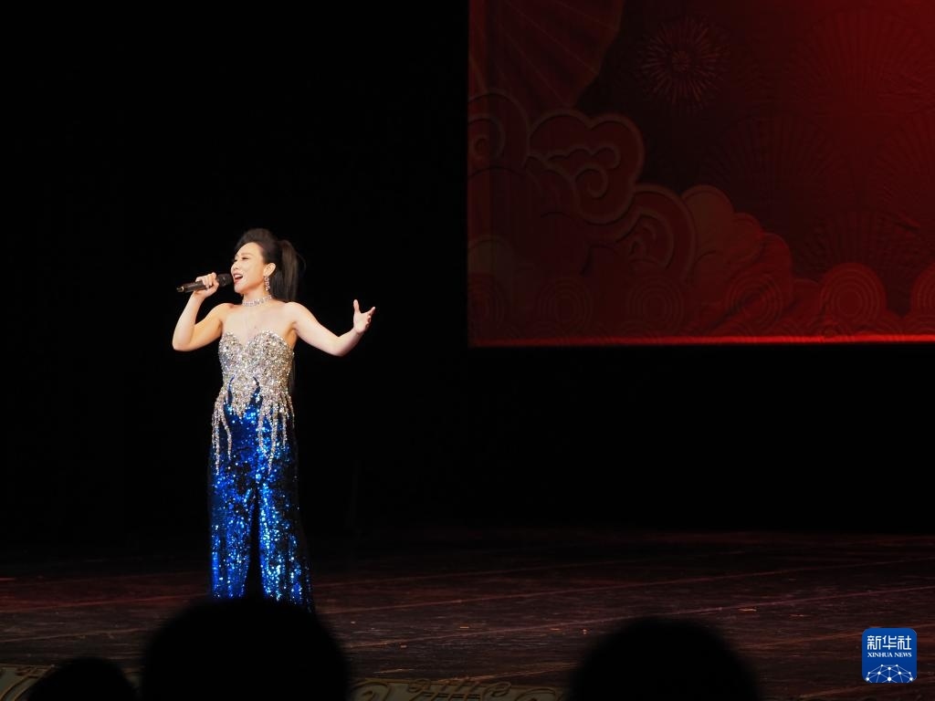 2月11日，歌手在哈薩克斯坦阿拉木圖的阿拜國家歌劇和芭蕾舞劇院演唱歌曲。新華社記者 趙宇 攝