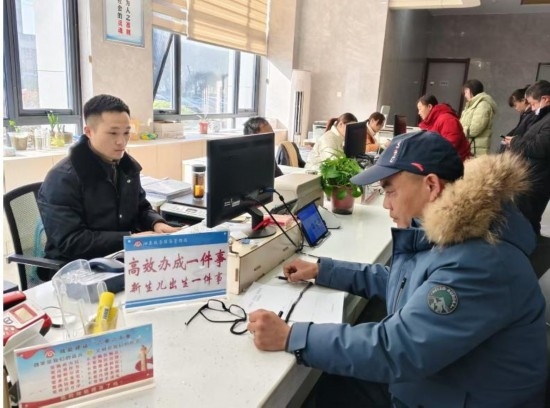 市民在 “高效辦成一件事” 窗口辦理業(yè)務(wù)。彭雪松攝