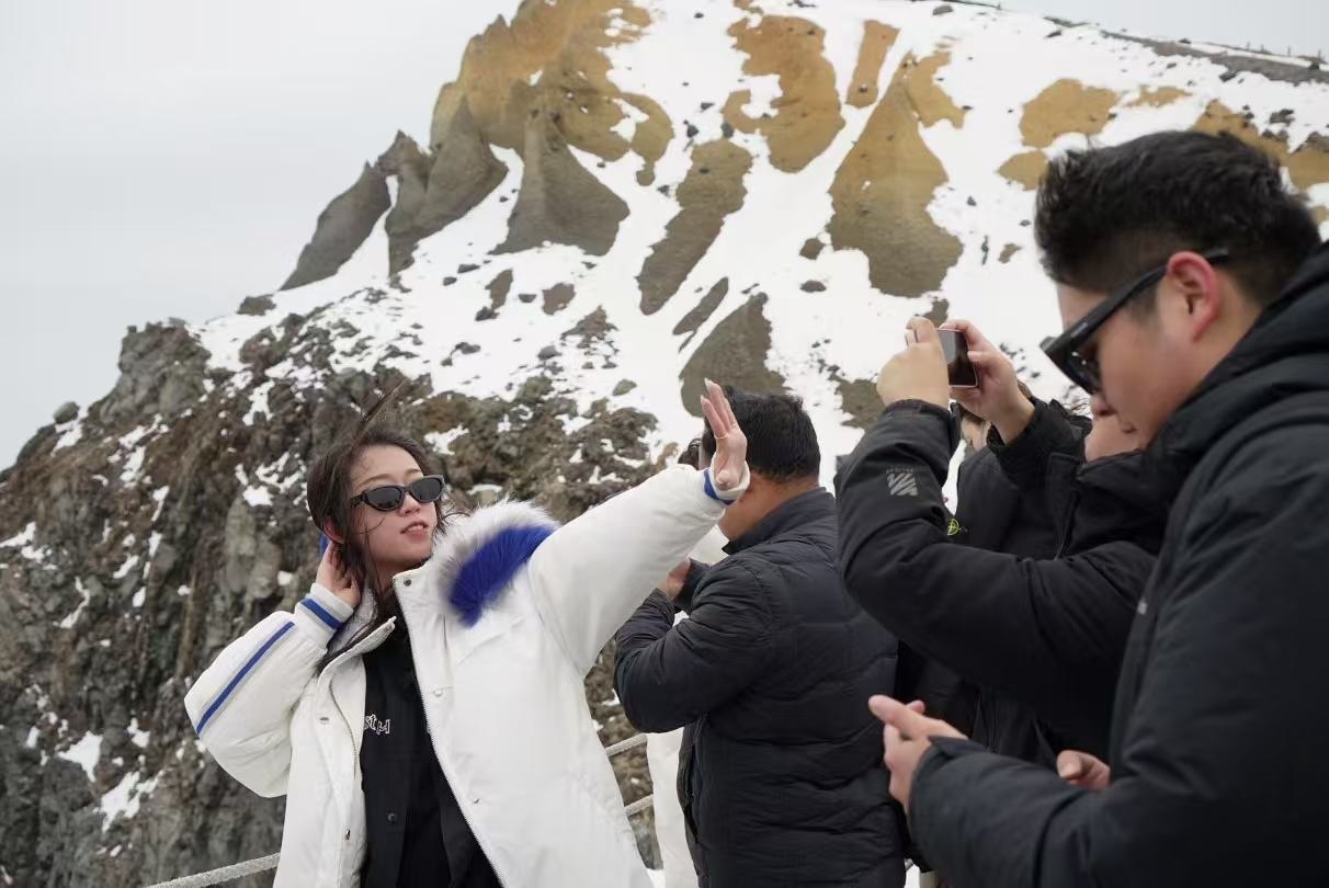 長(zhǎng)白山天池旁游客拍照留念。人民網(wǎng) 皇甫萬(wàn)里攝