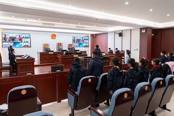 圖③：同學(xué)們開展模擬法庭活動。