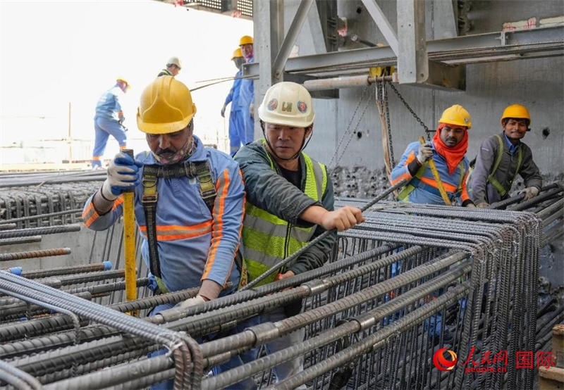 扎鋼筋。人民網(wǎng)塔里克·易卜拉欣攝