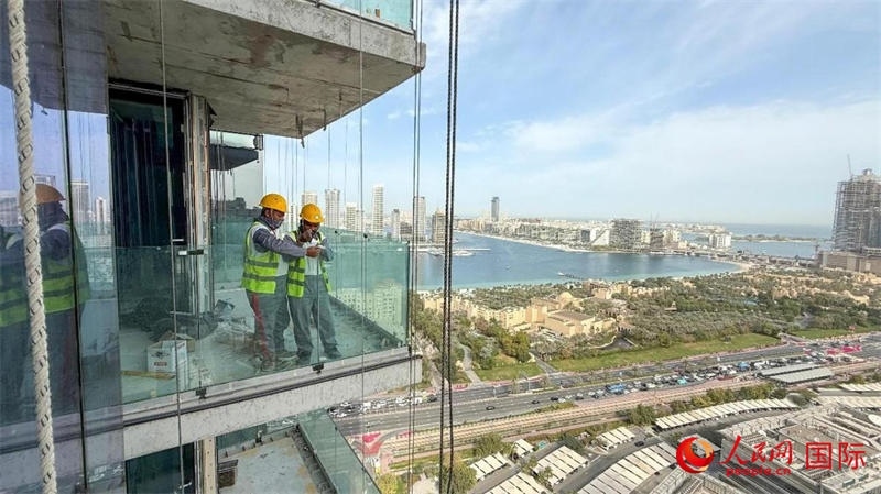 工人正在高層作業(yè)。人民網(wǎng)塔里克·易卜拉欣攝