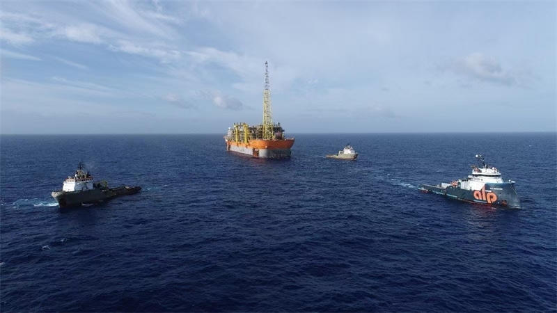 布濟(jì)烏斯七期項(xiàng)目浮式生產(chǎn)儲(chǔ)卸油裝置抵達(dá)油田區(qū)域。巴西國(guó)家石油公司供圖
