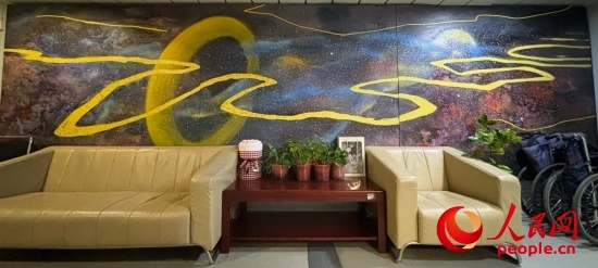 清華長(zhǎng)庚醫(yī)院掛著一幅名為“生命長(zhǎng)河”的畫，家屬將離世親人的名字寫在上面。人民網(wǎng) 陳葉欣攝