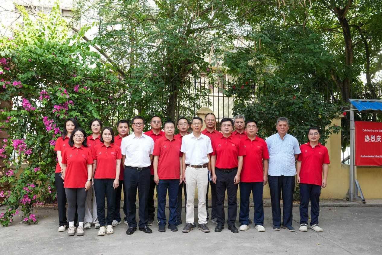 李強華與醫(yī)療隊合影。中國援桑醫(yī)療隊供圖