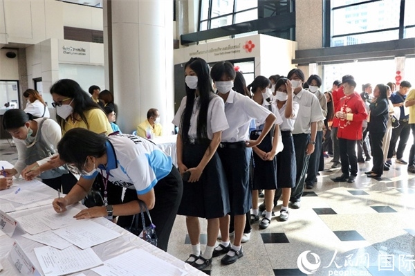 獻(xiàn)血者排隊填寫報名表。朱瀟逸攝