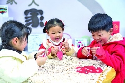 圖為孩子們在老師指導(dǎo)下制作蛇年主題剪紙。 新華社記者 徐昱攝