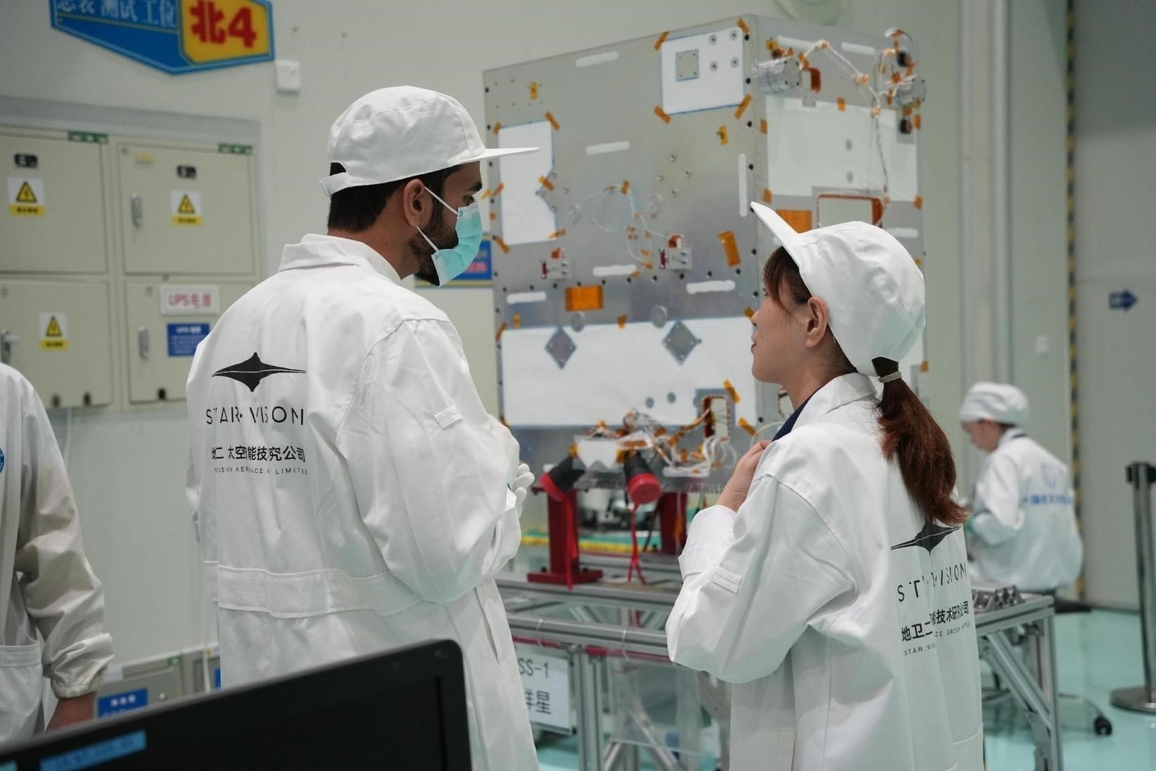 阿曼技術人員在中國接受培訓。阿曼蘭斯航天公司供圖