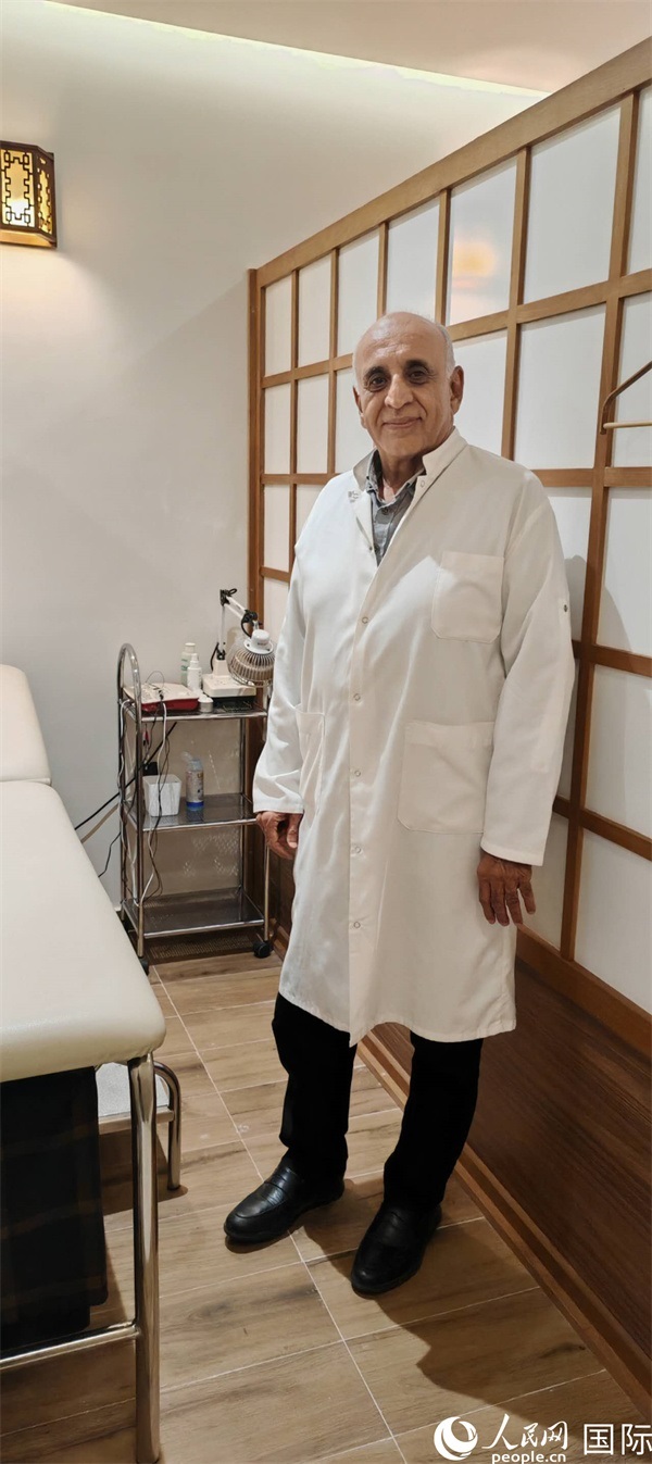 哈利勒在中醫(yī)診所。人民網(wǎng)記者 黃培昭攝