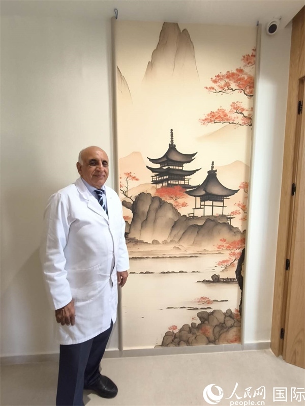 哈利勒的診所中國元素很濃。人民網(wǎng)記者 黃培昭攝