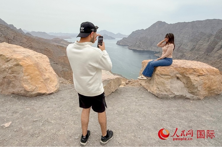 圖為游客參觀阿曼北部穆桑代姆峽灣。人民網 塔里克·易卜拉欣攝