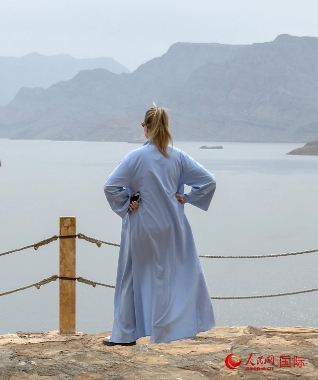 圖為一名游客正在俯瞰阿拉伯灣。人民網 塔里克·易卜拉欣攝