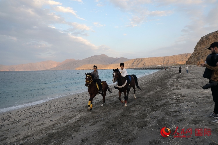 圖為游客在穆桑代姆一處海灘公園休閑玩耍。人民網記者 沈小曉攝