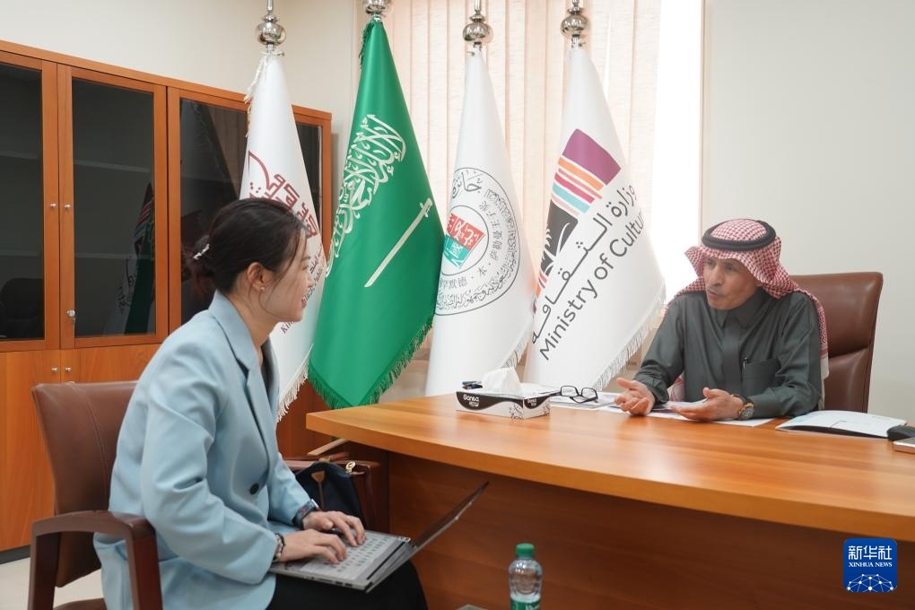 2月19日，“穆罕默德·本·薩勒曼王子沙特-中國(guó)文化合作獎(jiǎng)”（簡(jiǎn)稱“穆罕默德·本·薩勒曼王子獎(jiǎng)”）秘書(shū)長(zhǎng)阿卜杜勒·穆赫辛·阿基利（右）在沙特首都利雅得接受新華社記者專訪。新華社記者 尹炣 攝