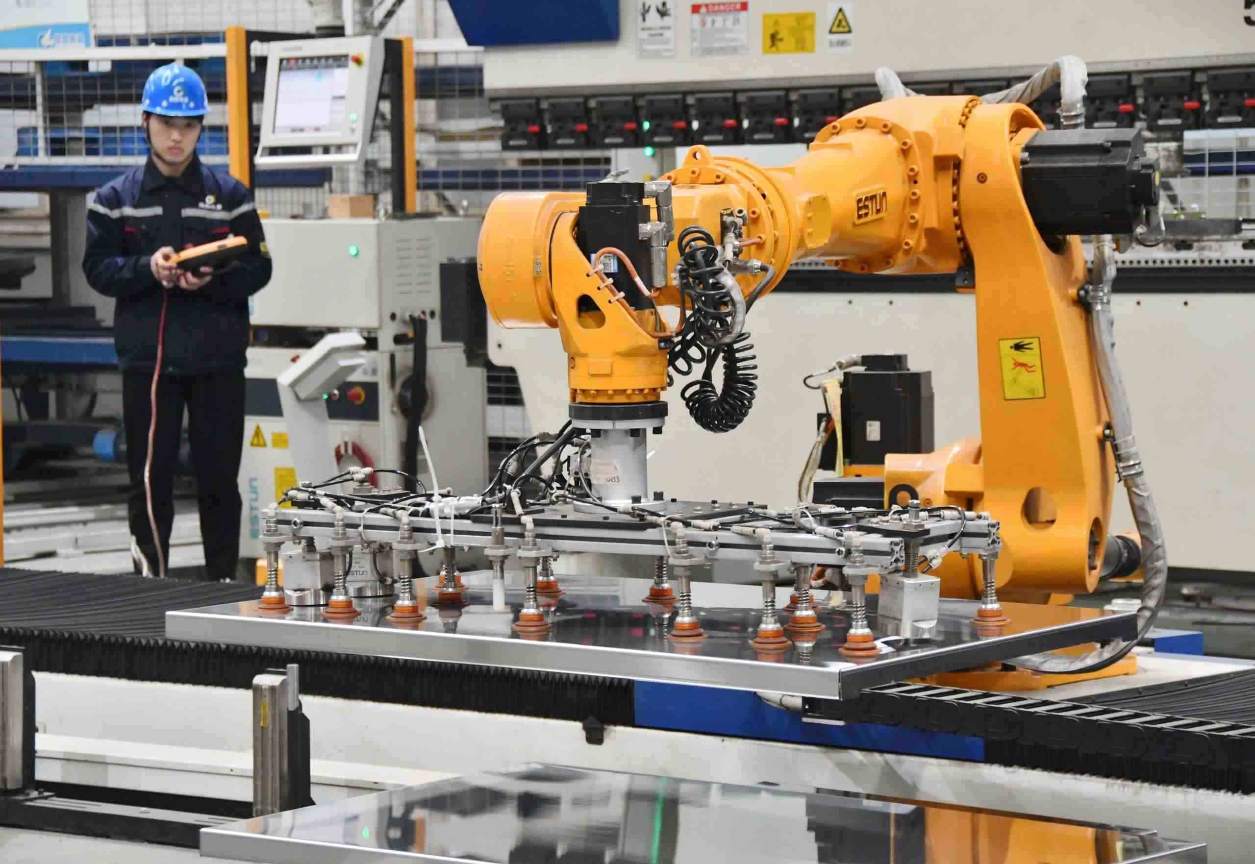 △2025年2月21日，河北邯鄲永年區(qū)工業(yè)園區(qū)的一家企業(yè)，工人正在操控工業(yè)機(jī)器人作業(yè)。