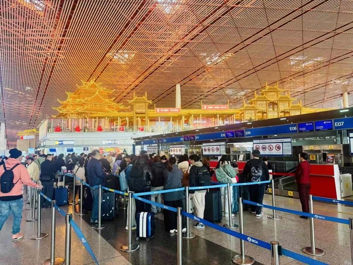 旅客在首都機(jī)場(chǎng)值機(jī)柜臺(tái)辦理乘機(jī)手續(xù)。人民網(wǎng)記者 喬雪峰攝