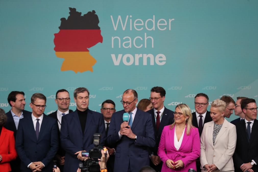 2月23日，在德國柏林的基督教民主聯(lián)盟總部，聯(lián)盟黨總理候選人默茨（中）在出口民調(diào)顯示領(lǐng)先后接受祝賀。新華社記者杜哲宇攝