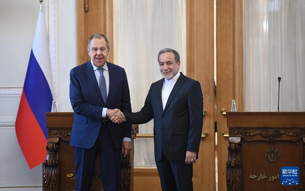 2月25日，在伊朗德黑蘭，伊朗外交部長(zhǎng)阿拉格齊（右）與俄羅斯外長(zhǎng)拉夫羅夫出席聯(lián)合新聞發(fā)布會(huì)。新華社記者 沙達(dá)提 攝