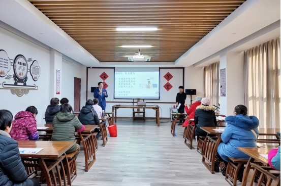 實踐支隊隊員在涇河村進行反詐宣講。學校供圖