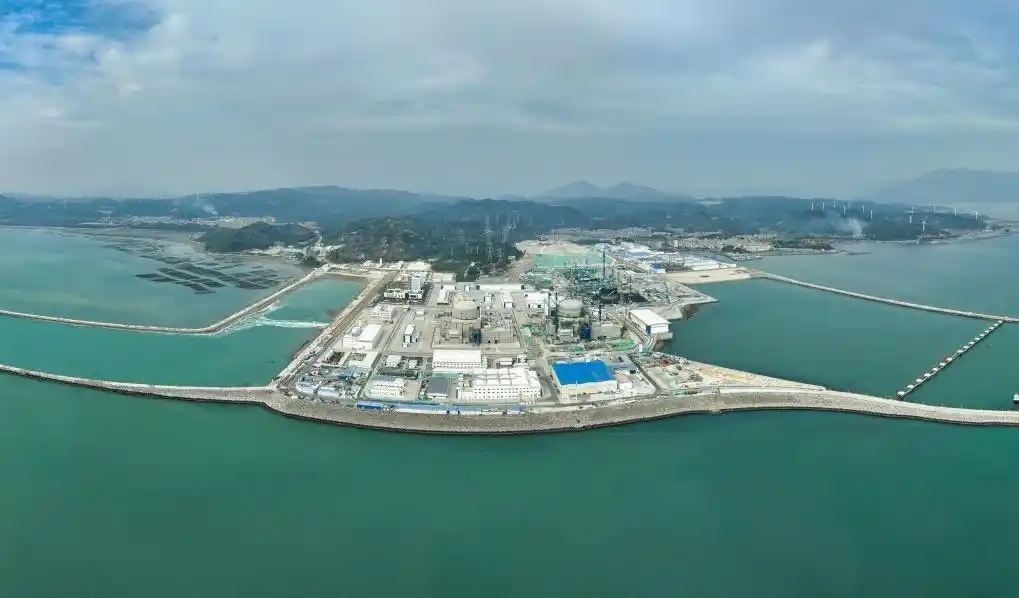 △2025年1月1日0時(shí)17分，經(jīng)過(guò)168小時(shí)滿(mǎn)功率連續(xù)運(yùn)行考核，漳州核電1號(hào)機(jī)組正式投入商業(yè)運(yùn)行。