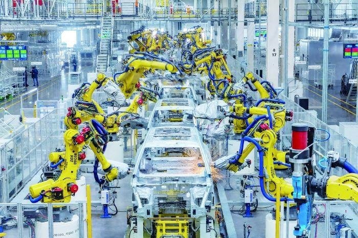 △重慶一家汽車(chē)工廠(chǎng)焊裝車(chē)間