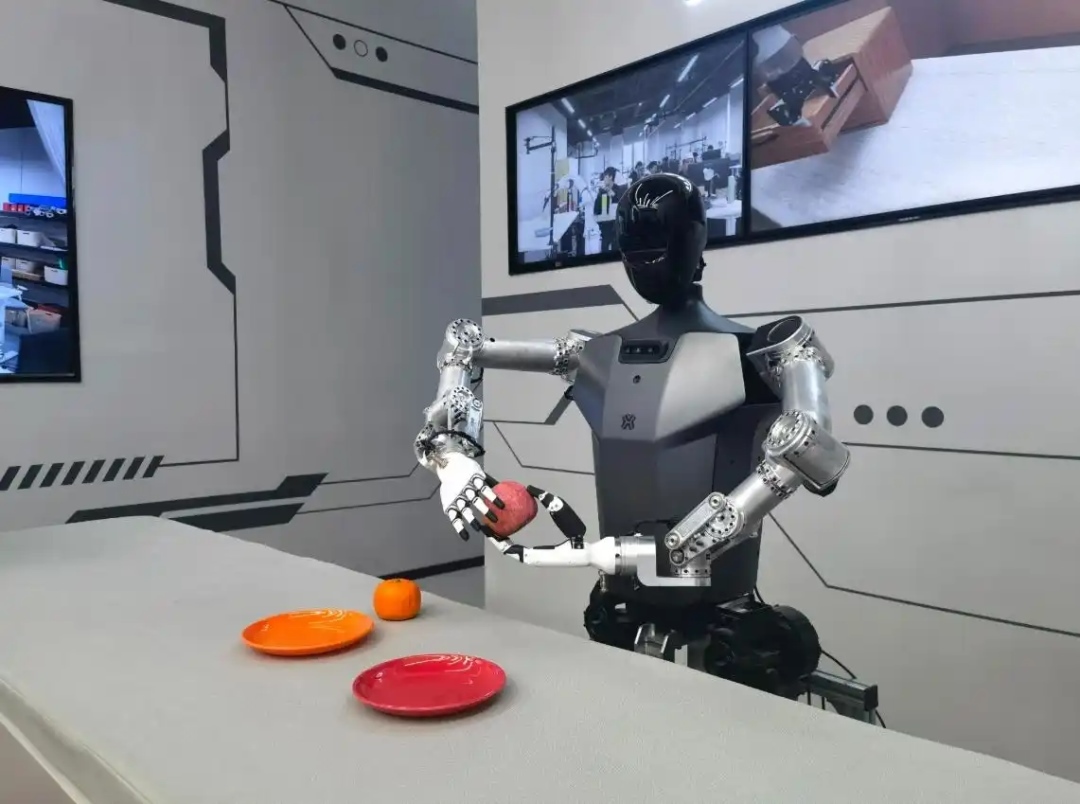 △2025年2月24日，北京“機(jī)器人大世界”展出的機(jī)器人正在完成日常家務(wù)。