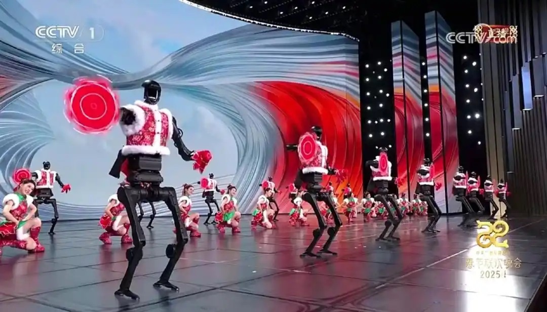 △今年春晚，宇樹(shù)科技人形機(jī)器人身穿東北特色的花棉襖扭秧歌，呈現(xiàn)出全新視覺(jué)效果。