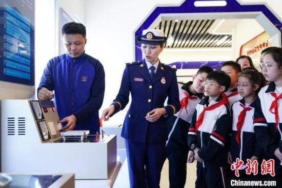 圖為學(xué)生們參觀道里區(qū)消防救援大隊消防科普體驗館內(nèi)電器火災(zāi)演示實驗臺。中新社記者 趙宇航 攝