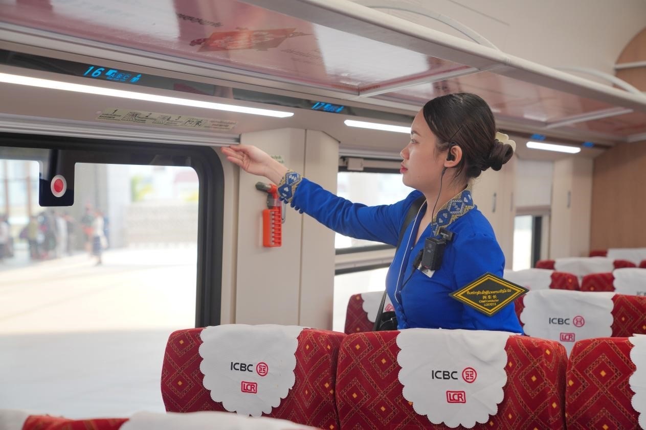 中老鐵路瀾滄號動車組列車長小麗正在進(jìn)行車廂檢查。老中鐵路有限公司供圖