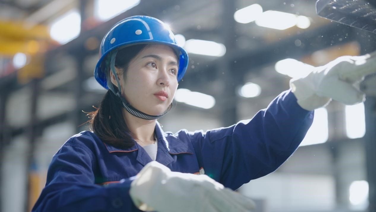 老中鐵路有限公司萬象運(yùn)營管理中心機(jī)輛車間希達(dá)在工作中。老中鐵路有限公司供圖