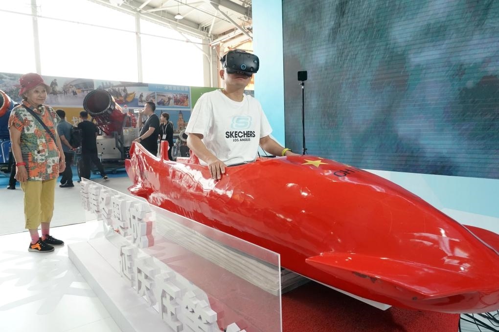 2023年9月15日，觀眾在2023國際冬季運(yùn)動(dòng)（北京）博覽會(huì)現(xiàn)場(chǎng)通過VR設(shè)備體驗(yàn)雪車。新華社記者 任超 攝