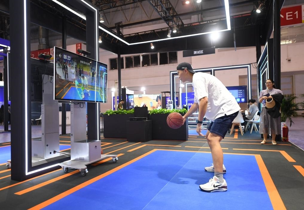 2023年8月25日，在HICOOL2023全球創(chuàng)業(yè)者峰會(huì)展覽展示區(qū)，觀眾體驗(yàn)AI智慧體育運(yùn)動(dòng)系統(tǒng)。當(dāng)日，HICOOL2023全球創(chuàng)業(yè)者峰會(huì)在位于北京市順義區(qū)的中國國際展覽中心（新館）開幕。新華社記者 任超 攝
