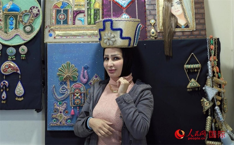 設(shè)計師展示亞述國王同款王冠。人民網(wǎng)伊納斯·易卜拉欣攝