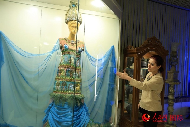 設(shè)計師展示服飾。人民網(wǎng)伊納斯·易卜拉欣攝