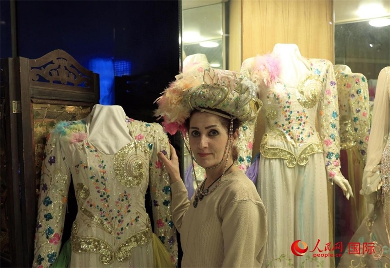 設(shè)計師展示阿拉伯阿巴斯王朝時期王冠。人民網(wǎng)伊納斯·易卜拉欣攝