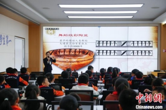 圖為學(xué)生在“國(guó)寶音樂(lè)會(huì)”社教課中了解舞蹈紋彩陶盆。中新社記者 馬銘言 攝