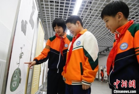 圖為學(xué)生了解出土于青海省西寧市大通回族土族自治縣的漢代鸞鳳銅熏爐蓋。中新社記者 馬銘言 攝