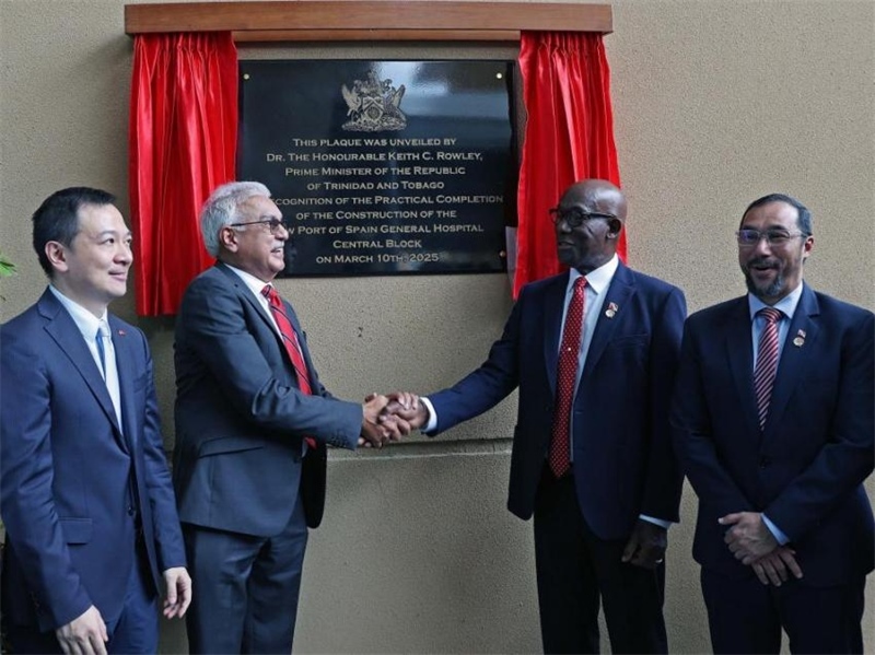 特多總理基思·羅利（右二）等特方政要、中國(guó)駐特多使館臨時(shí)代辦楊晗（左一）等出席西班牙港總醫(yī)院項(xiàng)目揭幕儀式。中國(guó)鐵建（加勒比）有限公司供圖