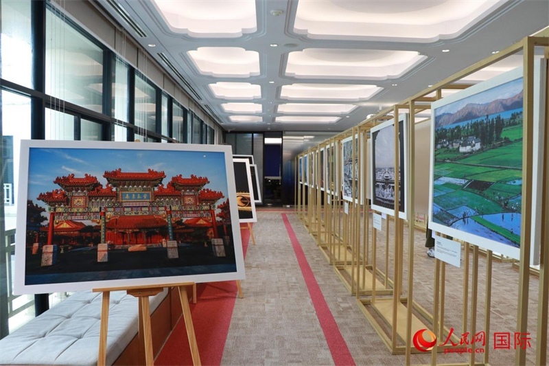 “遇見”攝影展現(xiàn)場。朱瀟逸攝