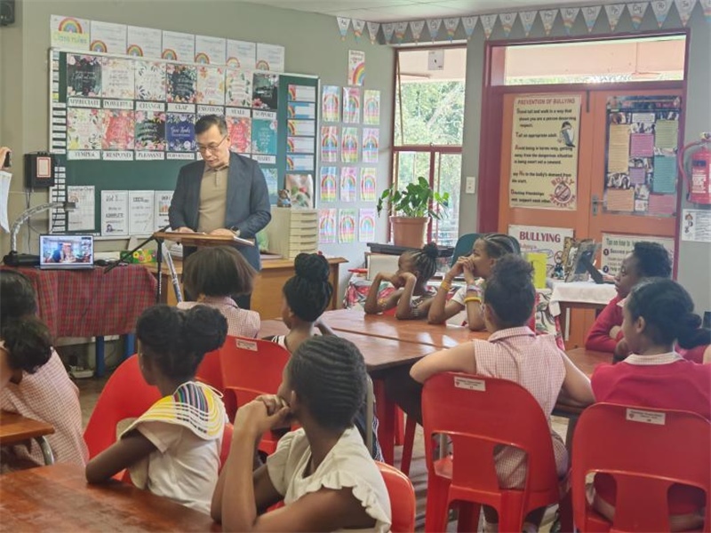 中國(guó)文化中心孔子課堂外方院長(zhǎng)陸志雷博士發(fā)言。