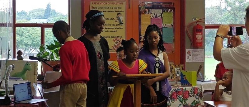 南非學(xué)生介紹南非。