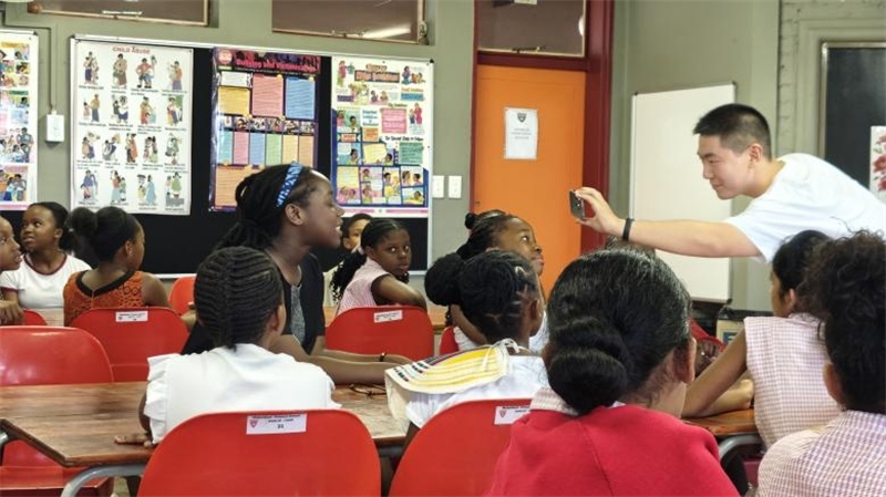 南非學(xué)生現(xiàn)場(chǎng)提問(wèn)。