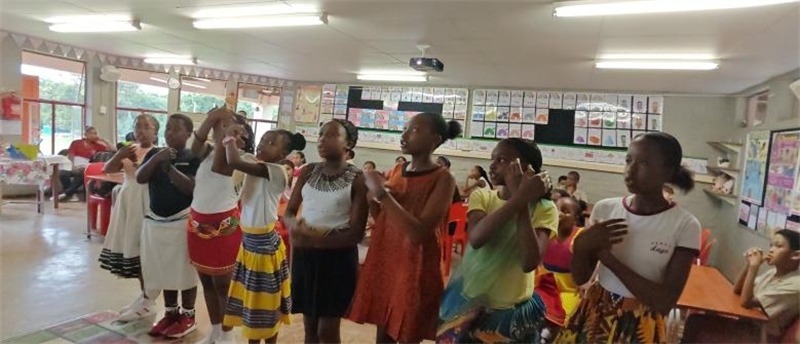 南非學(xué)生展示民族服飾，合唱《聽我說(shuō)謝謝你》。