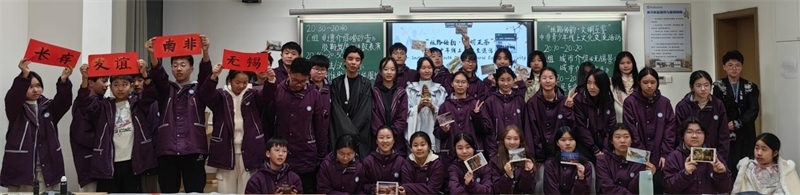 中南學(xué)生合影留念。