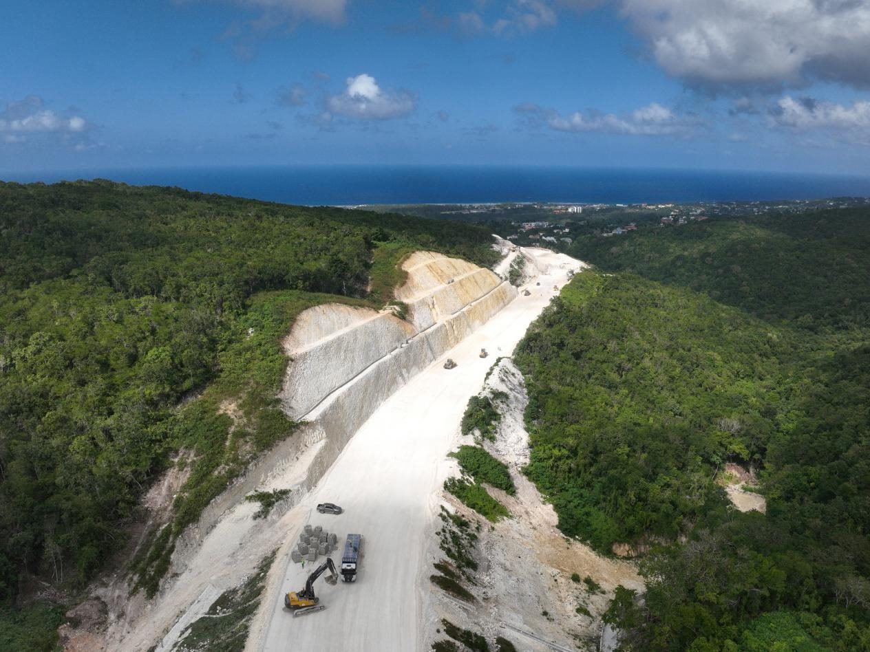圖為中企承建的牙買加蒙特哥貝繞城路項目基層試驗段正在進(jìn)行攤鋪和碾壓施工，相關(guān)施工工作已于近日順利完成。中國港灣美洲區(qū)域公司供圖