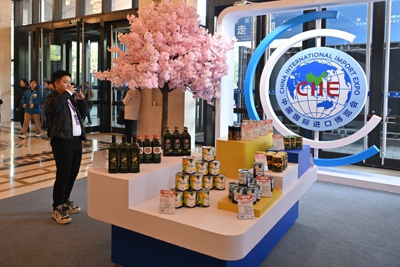 參會嘉賓在“進博會走進湖北”活動主題推介會展區(qū)拍攝。人民網(wǎng)記者 翁奇羽攝