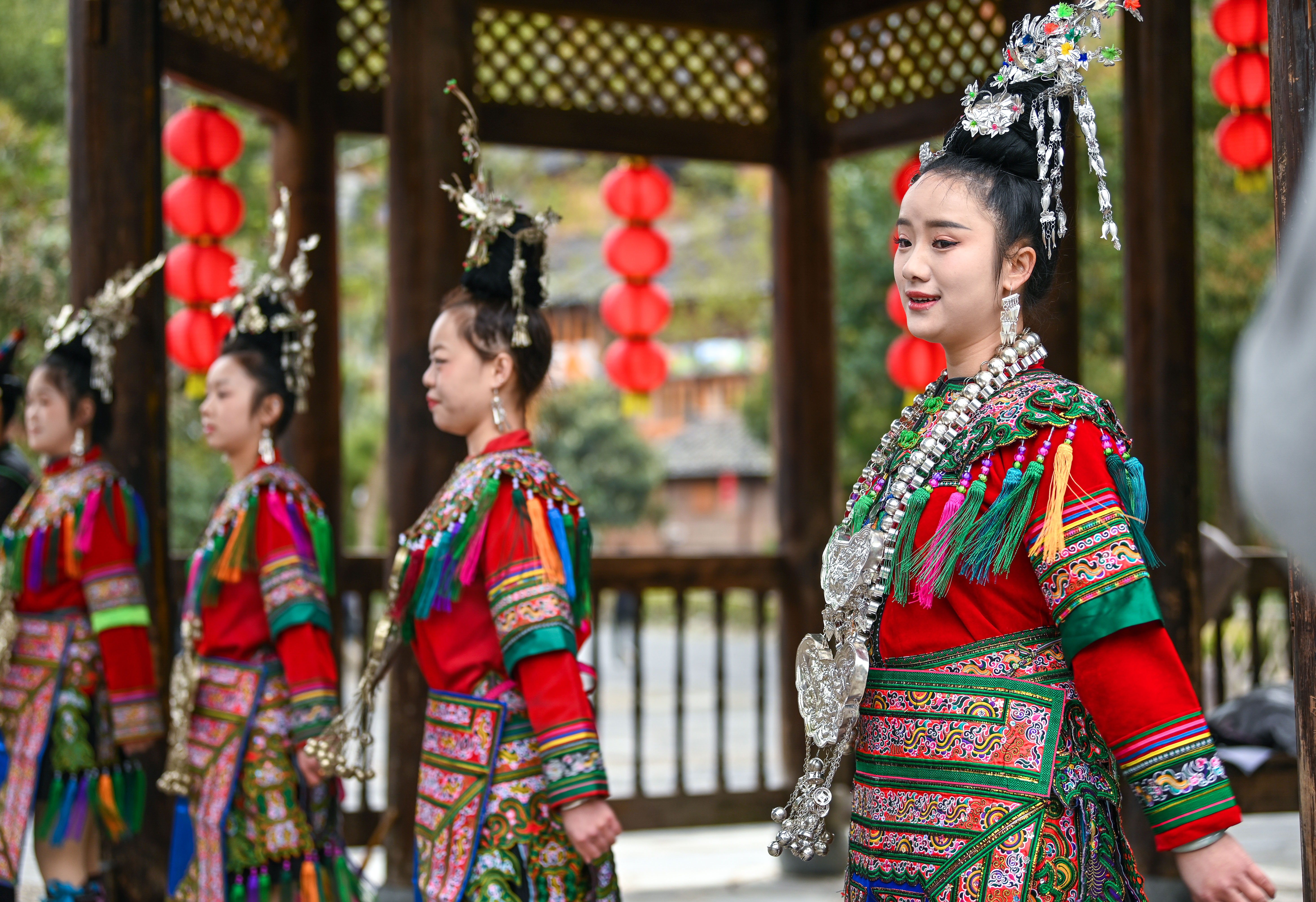  2025年3月18日，侗族群眾在貴州省黎平縣肇興侗寨給游客演唱侗族大歌。